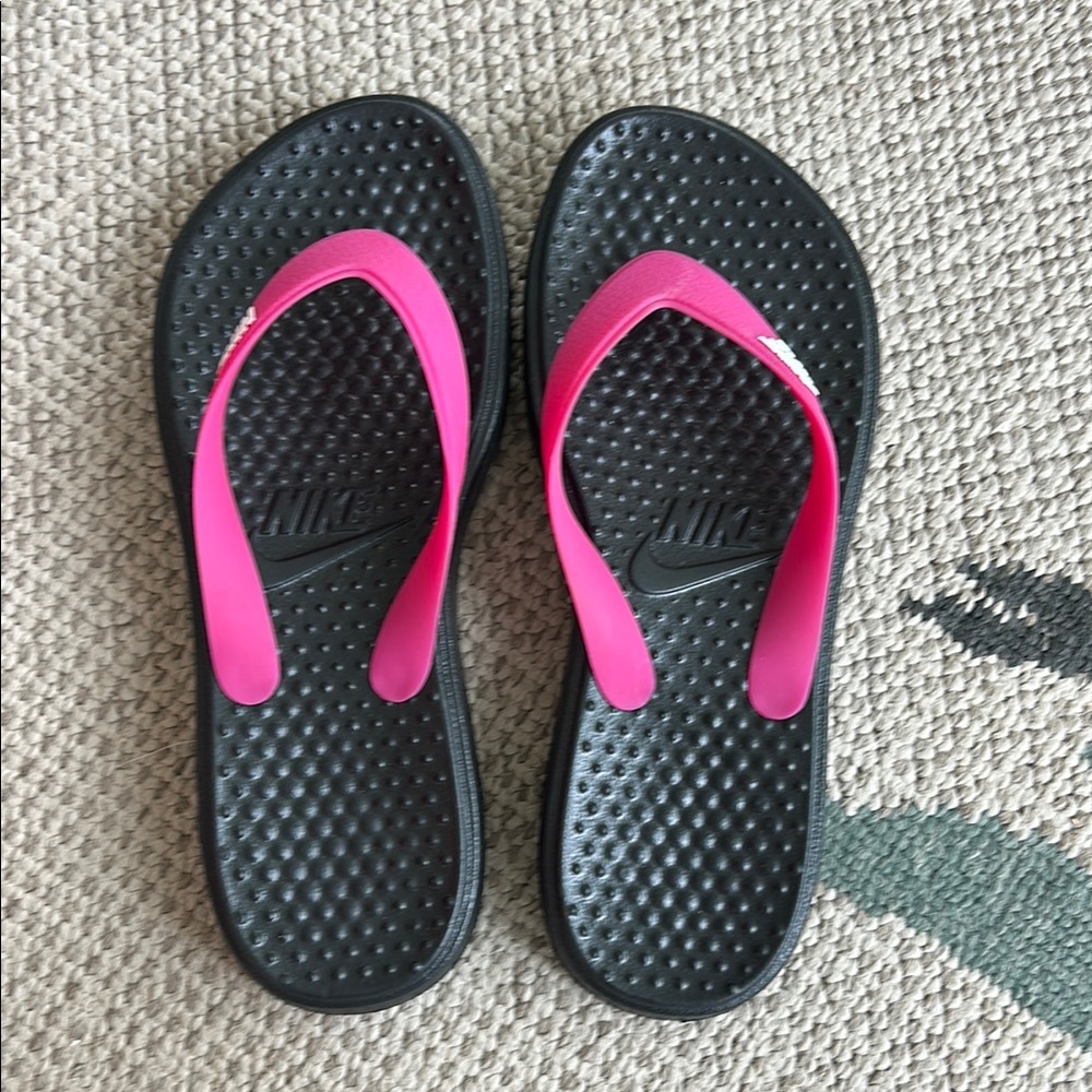 Nike Black and Pink Flip Flops woman’s size 6. New without tags.